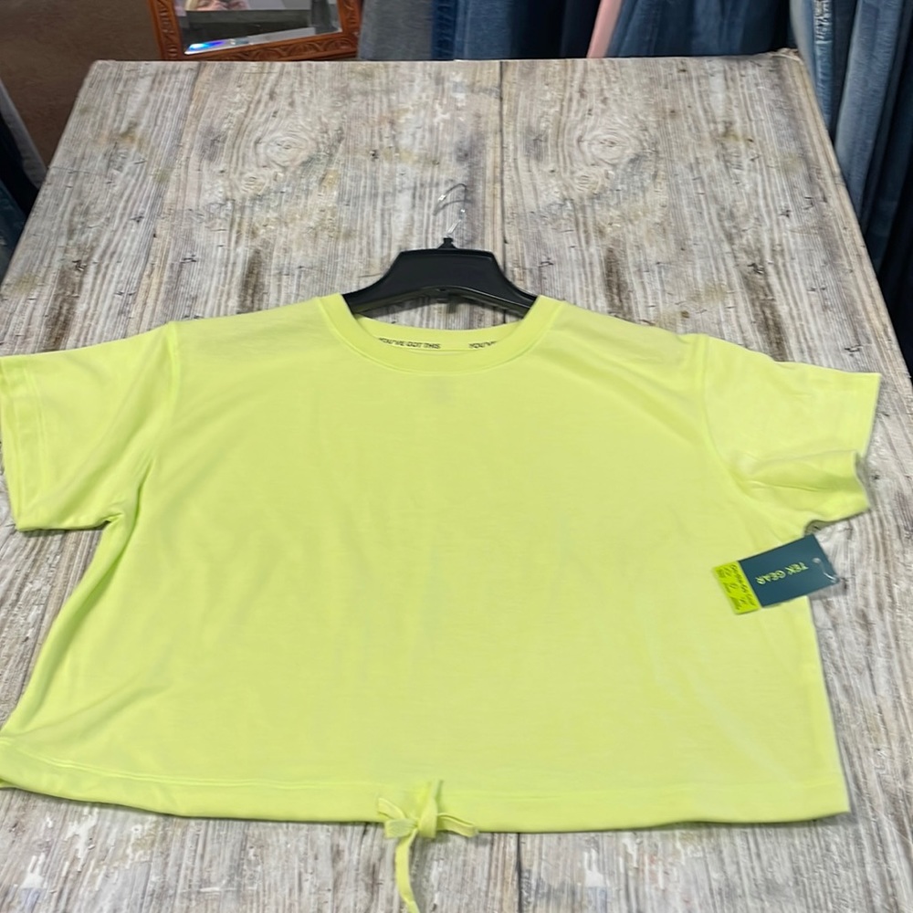 NWT Tek Gear Women’s Sports Essential Gear Short Sleeve cropped Shirt Size L
